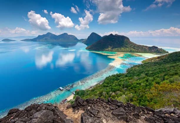 best things to do in Malaysia-Semporna’s Bohey Dulang Island